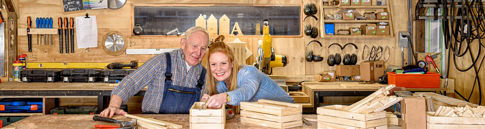 Opa in de werkplaats